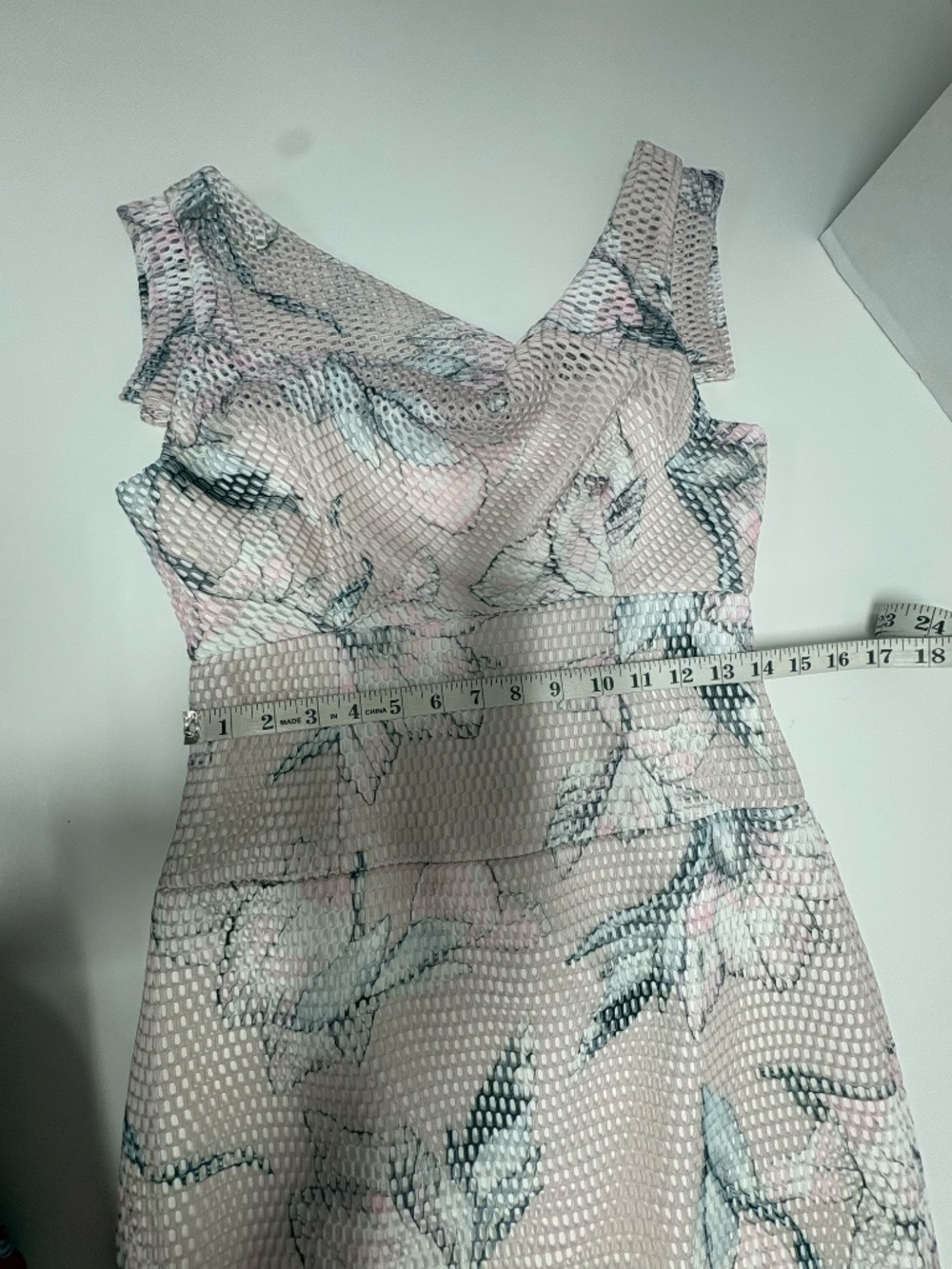 Black Halo Jackie O Floral Dress - Size 6. - Picture 8 of 16
